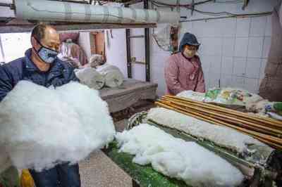 农村夫妇每天制作10条老棉被,顾客都说比羽绒被暖和